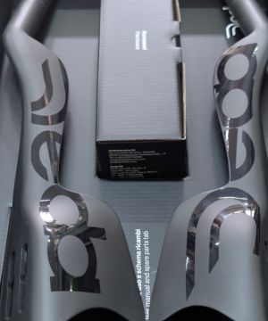 Deda Jet One（デダ ジェットワン）DHバーのパーツ単体写真。空力性能と軽量性を備えた本格的なTT・トライアスロン用DHバー。