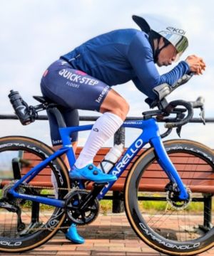 Deda Jet One DHバーとエアロヘルメットを装着し、ロードバイクでTTポジションを取る実走写真。空力姿勢、DHバーの使い方、エアロ装備の組み合わせが分かる実走ポジション画像。