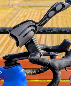 Deda Jet One DHバーのスペーサー構造を写した写真。高さ調整が可能で、ロードバイクを本格TTポジションへ最適化できる特徴が分かるディテール画像。