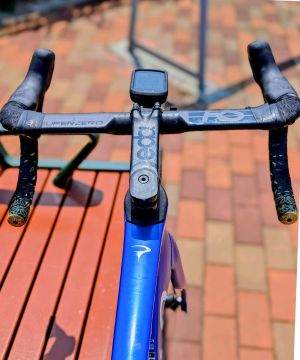 Deda Superzero ハンドルと Deda Superzero ステムを装着したロードバイクのコックピット。Jet One DHバーと相性の良いDeda統一構成。