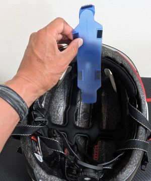 Kabuto R2 のエアパスプレートをマジックテープで取り付ける様子。ヘルメット内部に簡単装着できる手順を示す写真。