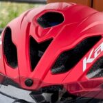 カブトR2 ヘルメットのレビュー画像。エアロ性能と快適性に優れたシールド付きTTモデルを正面から撮影。