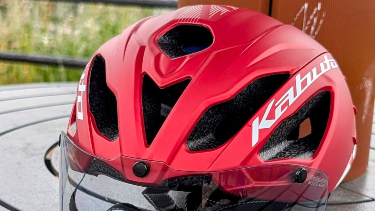 カブトR2 ヘルメットのレビュー画像。エアロ性能と快適性に優れたシールド付きTTモデルを正面から撮影。
