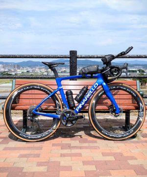 Impulse BlueのPINARELLO F5フルカスタム仕様を正面から撮影した全体写真。振動吸収性やデザイン性の高さが伝わる1枚