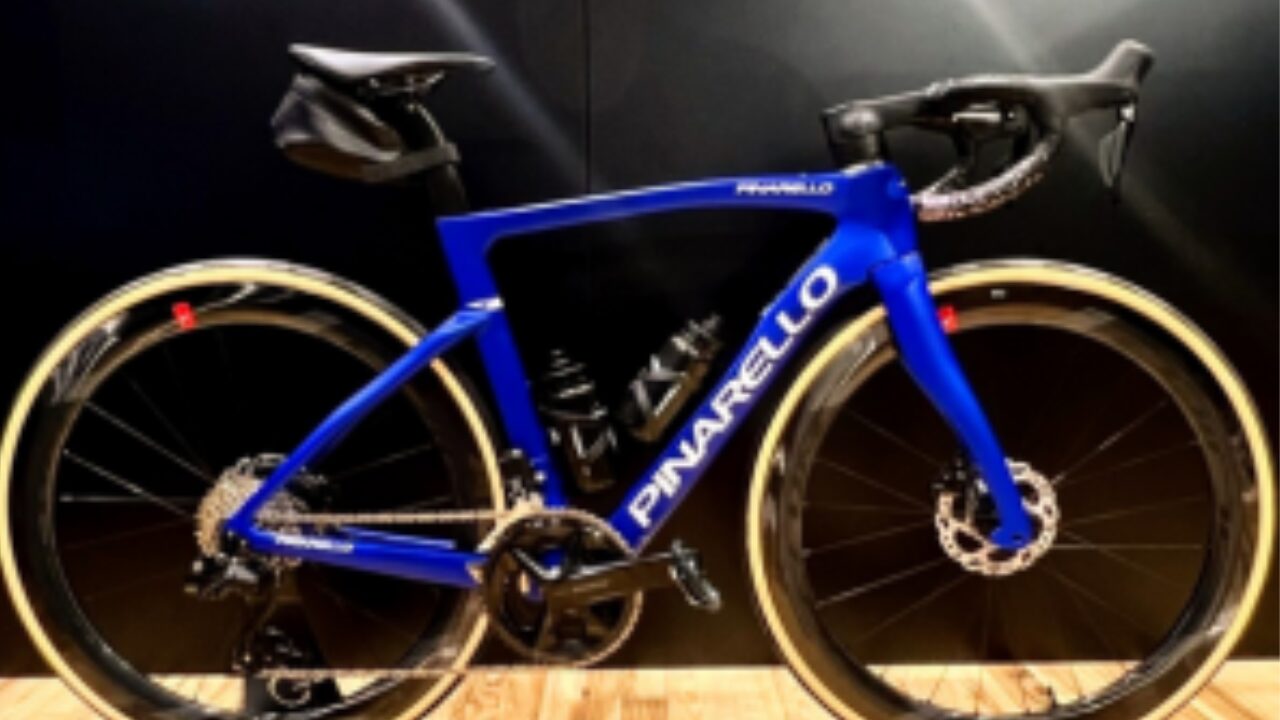 Impulse Blueに心を奪われて即決。PINARELLO F5購入の決め手となった1枚です。