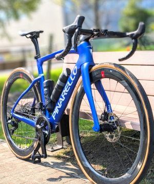 PINARELLO F5 Impulse Blueの正面斜めアングル写真｜納車直後の純正状態を撮影。T700カーボンフレームと105コンポ搭載ロードバイク