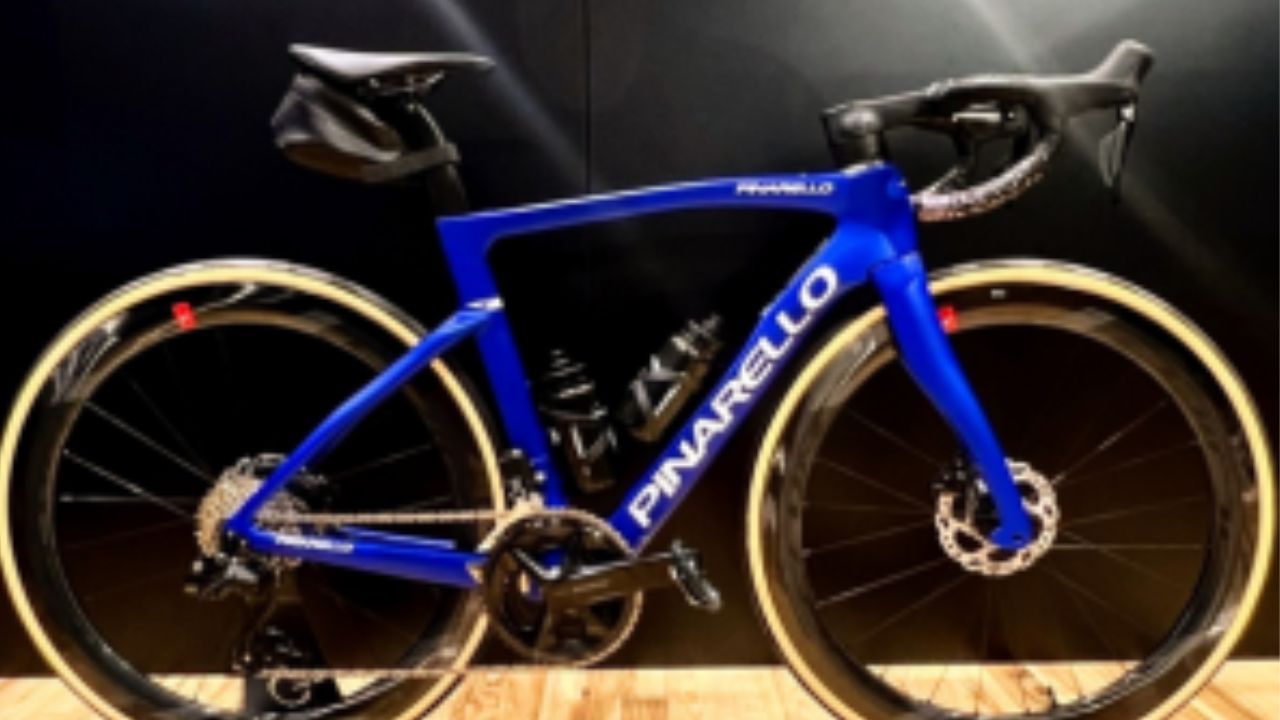 Impulse Blueに心を奪われて即決。PINARELLO F5購入の決め手となった1枚です。
