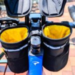 R250フロントポーチをハンドル中央に装着した状態。開口部が大きく、収納性と使いやすさが高いデザイン。