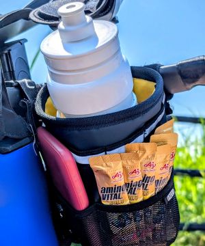 R250フロントポーチにスマホ・ボトル・補給食を収納した使用例