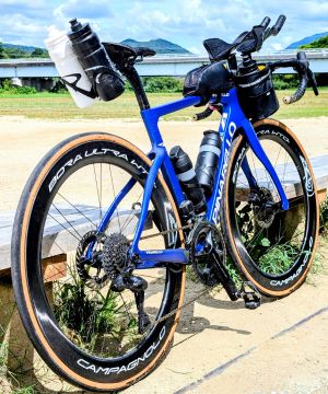 R250フロントポーチを装着したPINARELLO F5の全体写真|BORA ULTRAホイール&ロングライド装備の実走例