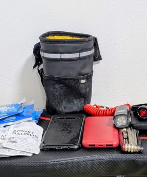 R250フロントポーチに実際のライド装備を入れて収納力を検証している写真①