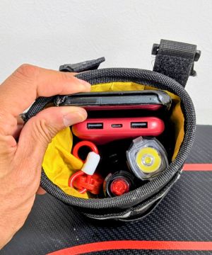 R250フロントポーチのメイン部分にスマホ、モバイルバッテリー、ライト、鍵を収納している写真