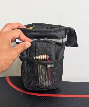 R250フロントポーチのサイドポケットに小さな財布と六角レンチを収納している写真