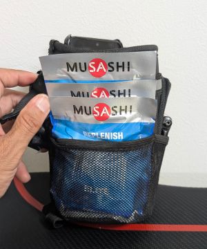 R250フロントポーチの反対側サイドポケットに携帯用ドリンク粉末を収納している写真