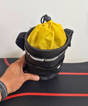 R250フロントポーチの開口部を絞り、防水仕様にした状態を示す写真