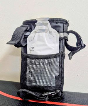 R250フロントポーチの後ろポケットに補給食やエナジージェルを収納している写真