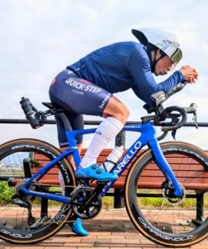 PINARELLO F5にトピーク サドルボトルケージ PRO V を装着し、エアロポジションで走行している写真。DHバーとBORA ULTRA WTOホイールを組み合わせ、タイムアタックやトライアスロンでも使える空力特化セッティングを示す実例。リアボトルの配置がエアロ性能の向上に貢献していることが分かる構図。