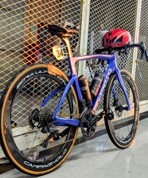 トピークプロVのサドルボトルケージを取り外したロードバイク。レースやヒルクライムで不要な装備を外し、軽量化と使い分けができる汎用性の高いセッティング例。