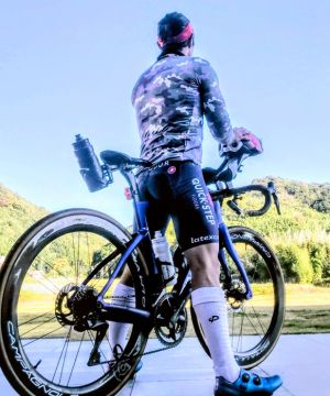 トピークプロVのサドルボトルケージを1本仕様にカスタムしたロードバイク。無駄を省いたスタイリッシュな後方シルエットで、軽量化と見た目の美しさを両立できるリアボトル配置。