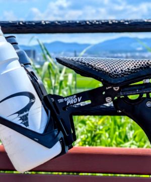サドルボトルケージにTopeakトライバックアッププロVを装着した側面ショット