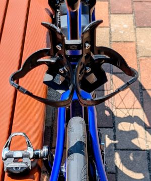 サドルボトルケージにボトルケージを左右対称に取り付けたTopeakトライバックアッププロの後方ショット