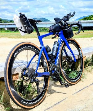 サドルボトルケージを含むフル装備のロードバイク|Topeakトライバックアッププロ装着