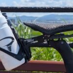 サドルボトルゲージを装着したロードバイク。Topeak製トライバックアッププロで、サドル下にボトルを安定して取り付けたリアビューの1枚です。