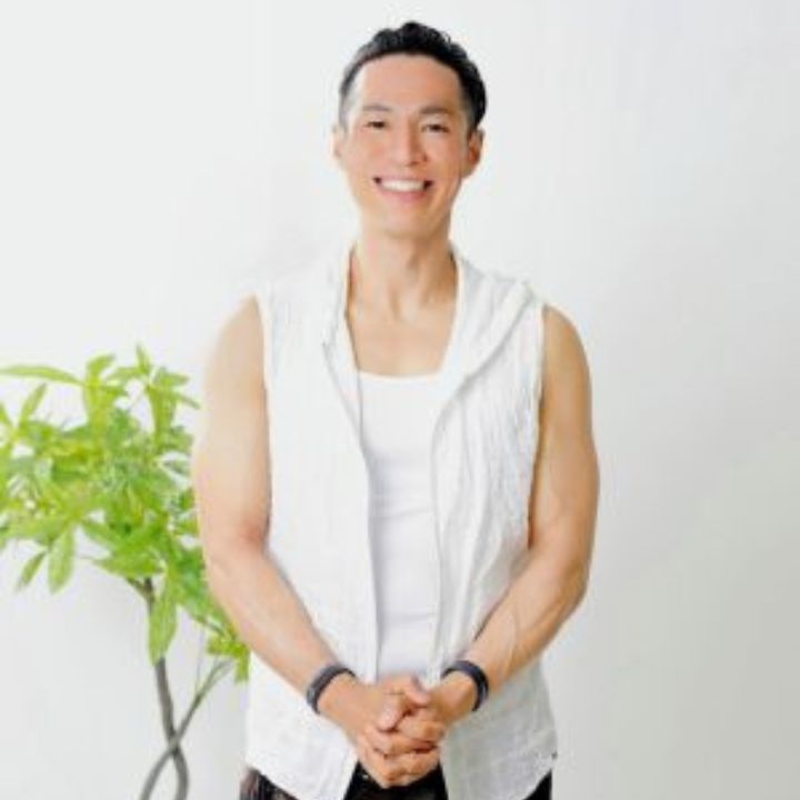 京都ツジケンジム代表・辻井健次のプロフィール写真。明るい笑顔と清潔感ある雰囲気で、親しみやすいパーソナルトレーナーとして信頼を届ける。