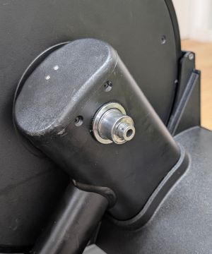 スマートトレーナー NOZA Oneのスルーアクスル用アダプター（細い側が内側）
