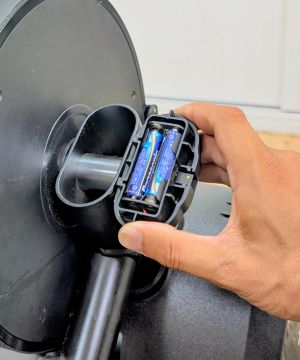 スマートトレーナーNOZA Oneの電池ボックス。エクスプローラー製で単4電池2本で駆動可能。