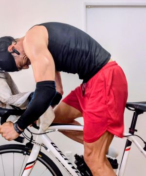 スマートトレーナーNOZA OneでZWIFTトレーニング中の様子。夏場の屋内トレーニングに最適な環境。