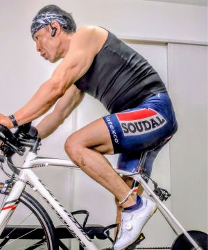 スマートトレーナー NOZA One を使って室内トレーニング中のロードバイク実走フォーム。自宅トレで効率よくペダリング練習ができる様子を示した写真。