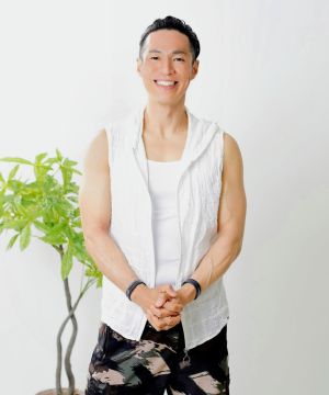 京都のパーソナルトレーナー辻井健次(ツジケン)が笑顔で自己紹介ポーズをしている