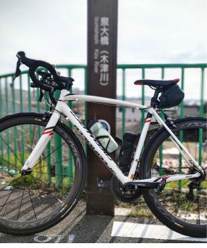 京都のパーソナルトレーナー辻井健次(ツジケン)が、自身のロードバイクを木津川の泉大橋で撮影