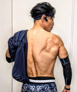 京都のパーソナルトレーナー辻井健次(ツジケン)が背筋を見せながらパーソナルへの想いを表現