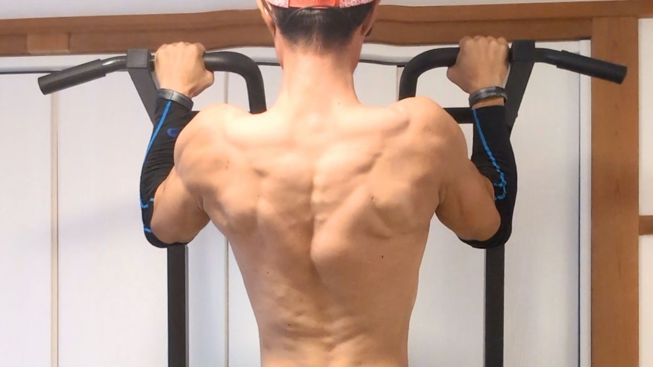 京都ツジケンジムのオンラインパーソナルトレーニング風景。懸垂による上半身トレーニングを実施中。
