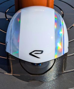 エコイ エアロヘルメットの正面ビュー。一体型クリアシールドと左右対称のフォルムが特徴的なロードバイク用エアロヘルメット