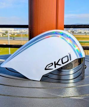 後方に長く伸びたロングテール形状が特徴的なエコイ エアロヘルメット。流線型のフォルムと鮮やかな模様が確認できるサイドビュー