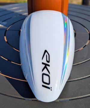 後方から見たエコイ エアロヘルメット。EKoiロゴが配置されたロングテール形状により、空力性能を意識したデザインが分かる