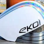 エコイ エアロヘルメットのサイドビュー。空力性能を追求した流線型フォルムと、一体型クリアシールドを備えたロードバイク用エアロヘルメット