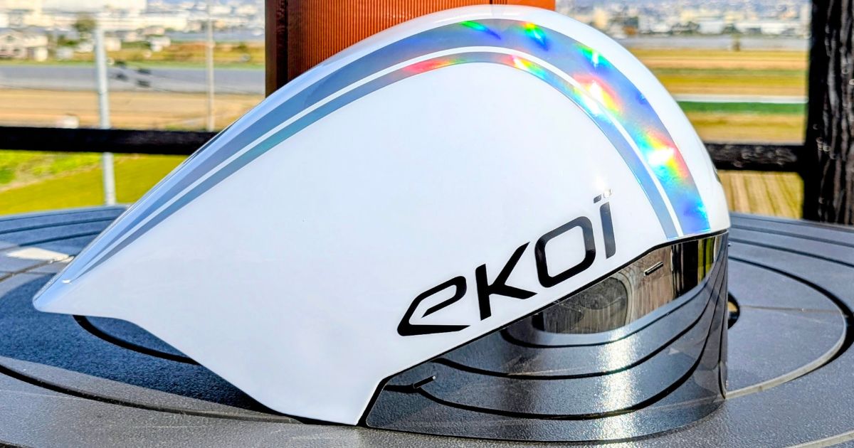 エコイ エアロヘルメットのサイドビュー。空力性能を追求した流線型フォルムと、一体型クリアシールドを備えたロードバイク用エアロヘルメット